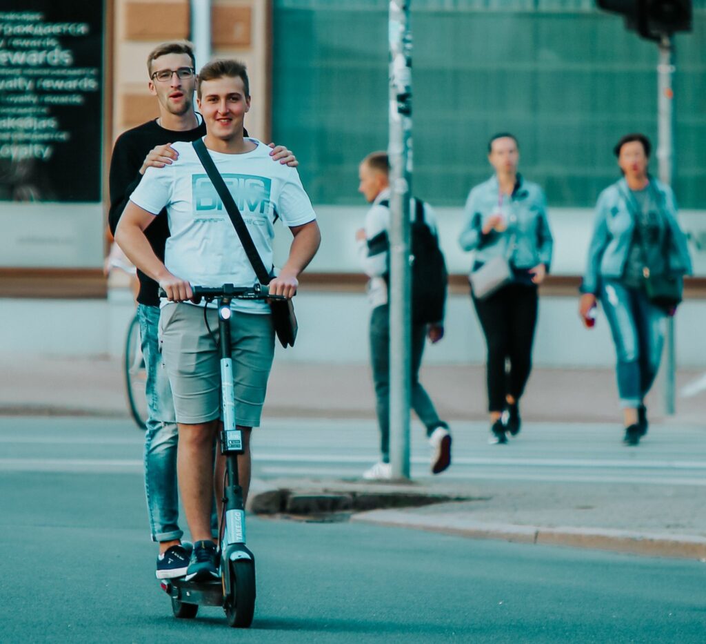 Na električnom romobilu ne smije se voziti više od jedne osobe