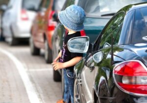 Dijete uz parkirani automobil prije prelaska ceste – djeca teško procjenjuju brzinu vozila koja im se približavaju.