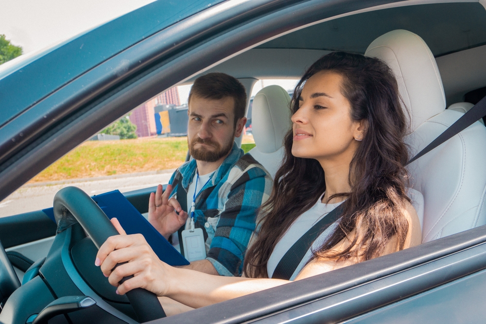 Mladi vozač na satu vožnje u autoškoli uz instruktora